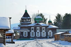 Alte Dreiheit Troitskaya-Kirche vom Dorf von Dyadino im Dorf von Taltsy, Irkutsk-Region, Russland stockfotografie Alte Dreiheit Troitskaya-Kirche vom Dorf von Dyadino im Dorf von Taltsy, Irkutsk-Region, Russland stockfotografie