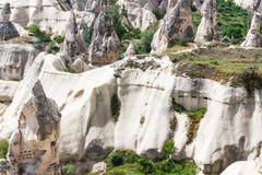 alte Felsenhäuser auf mountaion neigen sich in Goreme stockfoto alte Felsenhäuser auf mountaion neigen sich in Goreme stockfoto