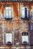 Alte Fenster der Fassade vier steuern automatisch an Alte Ziegelsteinwand Lizenzfreies Stockfoto Alte Fenster der Fassade vier steuern automatisch an Alte Ziegelsteinwand Lizenzfreies Stockfoto