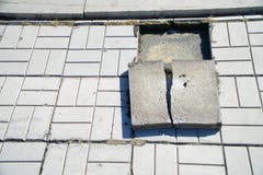 Alte gebrochene Pflasterungsfliesen, den Abbau und Ersatz erfordernd chip lizenzfreie stockfotos Alte gebrochene Pflasterungsfliesen, den Abbau und Ersatz erfordernd chip lizenzfreie stockfotos
