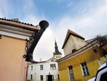 Alte Häuser auf den alten Stadtstraßen tallinn Estland stockfotos Alte Häuser auf den alten Stadtstraßen tallinn Estland stockfotos
