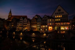 Alte Häuser mit leuchtenden Fenstern am Abend stockbilder Alte Häuser mit leuchtenden Fenstern am Abend stockbilder