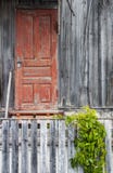 Alte hölzerne Türen und Fenster mit Anlage auf Wand stock abbildung Alte hölzerne Türen und Fenster mit Anlage auf Wand stock abbildung