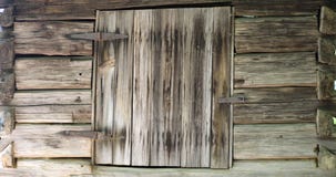 Alte hölzerne Wand mit Fensterfensterladen Lizenzfreie Stockbilder Alte hölzerne Wand mit Fensterfensterladen Lizenzfreie Stockbilder