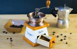 Alte italienische Kaffeemühlenahaufnahme und zerrieb bereits frischen Kaffee lizenzfreies stockfoto Alte italienische Kaffeemühlenahaufnahme und zerrieb bereits frischen Kaffee lizenzfreies stockfoto