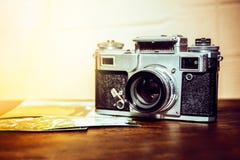Alte Kamera ist auf dem Tisch auf einem Stapel Fotos lizenzfreie stockfotografie Alte Kamera ist auf dem Tisch auf einem Stapel Fotos lizenzfreie stockfotografie