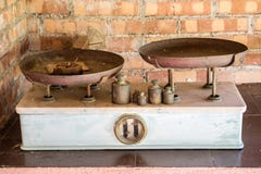 Alte klassische Weinleseskala auf Anzeige, Italien lizenzfreie stockfotografie Alte klassische Weinleseskala auf Anzeige, Italien lizenzfreie stockfotografie