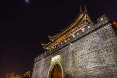 Alte Nacht Stadtmauer-Tor-Wasser-Kanal-Wuxis Jiangsu China stockfotografie Alte Nacht Stadtmauer-Tor-Wasser-Kanal-Wuxis Jiangsu China stockfotografie