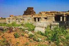 Alte Ruinen des touristischen indischen Marksteins in Hampi lizenzfreie stockfotografie Alte Ruinen des touristischen indischen Marksteins in Hampi lizenzfreie stockfotografie