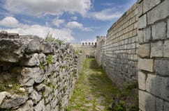 Alte Ruinen einer mittelalterlichen Festung nah an der Stadt von Shumen lizenzfreies stockfoto Alte Ruinen einer mittelalterlichen Festung nah an der Stadt von Shumen lizenzfreies stockfoto