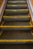 Alte schmutzige Rolltreppe mit gelben warnenden Streifen in der U-Bahn stockfotos Alte schmutzige Rolltreppe mit gelben warnenden Streifen in der U-Bahn stockfotos