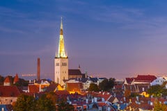 Alte Stadt der Vogelperspektive nachts, Tallinn, Estland stockbild Alte Stadt der Vogelperspektive nachts, Tallinn, Estland stockbild