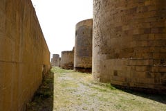 Alte Türme, die das alte Dorf von Ani, die Türkei umgeben stockfotografie Alte Türme, die das alte Dorf von Ani, die Türkei umgeben stockfotografie
