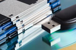 Alte und neue Speichermedien lizenzfreie stockbilder Alte und neue Speichermedien lizenzfreie stockbilder