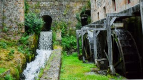Alte Wassermühle in Fougeres-Schloss Franzosen Bretagne lizenzfreie stockfotografie Alte Wassermühle in Fougeres-Schloss Franzosen Bretagne lizenzfreie stockfotografie