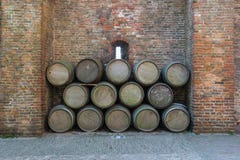 Alte Weinfässer gestapelt gegen eine rustikale Backsteinmauer stockfotos Alte Weinfässer gestapelt gegen eine rustikale Backsteinmauer stockfotos