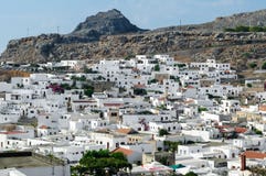 Alte weiße Stadt von Lindos-Ansicht lizenzfreie stockfotos Alte weiße Stadt von Lindos-Ansicht lizenzfreie stockfotos