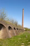 Alte Ziegelsteinfabrik mit Ziegelofenlöchern und -kamin lizenzfreie stockfotografie Alte Ziegelsteinfabrik mit Ziegelofenlöchern und -kamin lizenzfreie stockfotografie