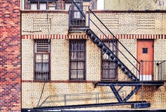 Alter Backsteinbau mit Notausgängen, New York City lizenzfreie stockfotos Alter Backsteinbau mit Notausgängen, New York City lizenzfreie stockfotos