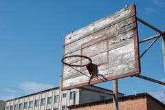 Alter Basketballring auf dem Sportplatz stockfotos Alter Basketballring auf dem Sportplatz stockfotos