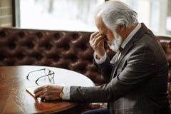 Alter Geschäftsmann hat Probleme mit Augen lizenzfreie stockfotos Alter Geschäftsmann hat Probleme mit Augen lizenzfreie stockfotos