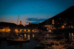 Alter Hafen-Nachtleben Dubrovnik lizenzfreie stockfotos Alter Hafen-Nachtleben Dubrovnik lizenzfreie stockfotos