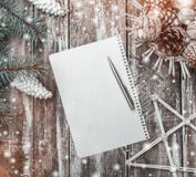 Alter hölzerner Hintergrund, grüner Tannenbaum mit weißen Kegeln, ein Korb von Kegeln und Walnüsse und ein dekorativer Stern, Buc stockbild Alter hölzerner Hintergrund, grüner Tannenbaum mit weißen Kegeln, ein Korb von Kegeln und Walnüsse und ein dekorativer Stern, Buc stockbild