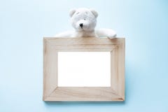 Alter hölzerner Rahmen des Fotos mit dem einzelnen weißen Teddybären, der auf blauem Hintergrund sitzt Kopieren Sie Raum für Text stockbilder Alter hölzerner Rahmen des Fotos mit dem einzelnen weißen Teddybären, der auf blauem Hintergrund sitzt Kopieren Sie Raum für Text stockbilder