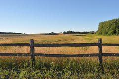 Alter hölzerner Zaun auf einem landwirtschaftlichen Gebiet lizenzfreie stockbilder Alter hölzerner Zaun auf einem landwirtschaftlichen Gebiet lizenzfreie stockbilder