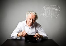 Alter Mann im Weiß und in der Heizperiode kühler lizenzfreies stockfoto Alter Mann im Weiß und in der Heizperiode kühler lizenzfreies stockfoto