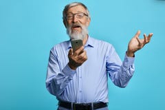 Alter netter Mann mit angehobenem Handholdinghandy lizenzfreie stockfotos Alter netter Mann mit angehobenem Handholdinghandy lizenzfreie stockfotos