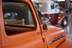 Alter orange Kleintransporterauto sideview Spiegel. Stockbilder Alter orange Kleintransporterauto sideview Spiegel. Stockbilder