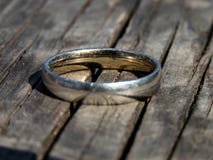 Alter Ring auf einem hölzernen Brett lizenzfreie stockbilder Alter Ring auf einem hölzernen Brett lizenzfreie stockbilder