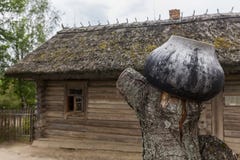Alter Roheisentopf, der an einem Baum auf einem Hintergrund eines Dorfhauses für Druck hängt stockbilder Alter Roheisentopf, der an einem Baum auf einem Hintergrund eines Dorfhauses für Druck hängt stockbilder