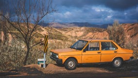 Alter Rusty Grunge Orange Car Parking lizenzfreie stockfotografie Alter Rusty Grunge Orange Car Parking lizenzfreie stockfotografie