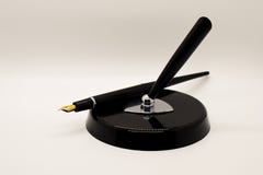 Alter schwarzer Tintenstift und vertikale Unterstützung lokalisiert auf weißem Hintergrund lizenzfreie stockfotos Alter schwarzer Tintenstift und vertikale Unterstützung lokalisiert auf weißem Hintergrund lizenzfreie stockfotos