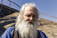 Alter und grauhaariger Großvater Russlands, Moskaus am 14. April 2018, redaktionell lizenzfreie stockfotos Alter und grauhaariger Großvater Russlands, Moskaus am 14. April 2018, redaktionell lizenzfreie stockfotos