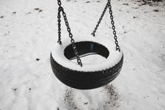 Alter verlassener Satz Reifenschwingen umfasst durch Schnee gegen Winterwaldlandschaftshintergrund Kindheitsgedächtniskonzept stockbilder Alter verlassener Satz Reifenschwingen umfasst durch Schnee gegen Winterwaldlandschaftshintergrund Kindheitsgedächtniskonzept stockbilder