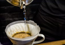 Alternativ metod för förberedelseprocess av kaffe i kafé Häll över V60, tratt och serveren Barista Ny drink med koffein arkivbild Alternativ metod för förberedelseprocess av kaffe i kafé Häll över V60, tratt och serveren Barista Ny drink med koffein arkivbild