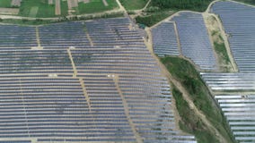Alternative Energie, Ansicht von Sonnenkollektoren auf dem Gebiet von der Höhe stock video footage Alternative Energie, Ansicht von Sonnenkollektoren auf dem Gebiet von der Höhe stock video footage
