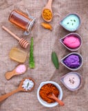 Alternativt hudomsorg och hemlagat skurar med naturligt ingredien royaltyfri foto Alternativt hudomsorg och hemlagat skurar med naturligt ingredien royaltyfri foto