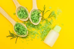 Alternativt sjukv?rdbegrepp Massage- och kroppomsorg Nya ?rter p? en gul bakgrund arkivfoto Alternativt sjukv?rdbegrepp Massage- och kroppomsorg Nya ?rter p? en gul bakgrund arkivfoto