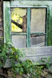 Altes Fenster mit defektem Glas lizenzfreie stockfotos Altes Fenster mit defektem Glas lizenzfreie stockfotos