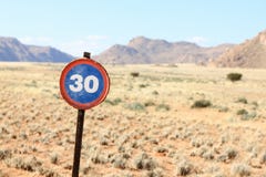 Altes Geschwindigkeit Verkehrsschild herein Wüste und Berglandschaft lizenzfreie stockfotos Altes Geschwindigkeit Verkehrsschild herein Wüste und Berglandschaft lizenzfreie stockfotos