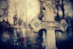 Altes Grab- Kreuz am Kirchhof lizenzfreie stockfotografie Altes Grab- Kreuz am Kirchhof lizenzfreie stockfotografie