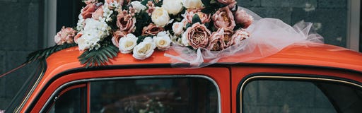 Altes rotes Auto mit einem Band lizenzfreie stockbilder Altes rotes Auto mit einem Band lizenzfreie stockbilder