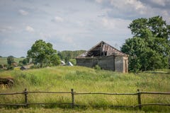 Altes ruiniertes Haus vom letzten Jahrhundert stockfotografie Altes ruiniertes Haus vom letzten Jahrhundert stockfotografie
