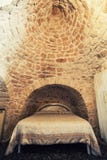 Altes Schlafzimmer mit Doppelbett in einem Trullo in Italien, typische Dachkonstruktion lizenzfreies stockbild Altes Schlafzimmer mit Doppelbett in einem Trullo in Italien, typische Dachkonstruktion lizenzfreies stockbild
