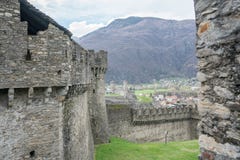 Altes Schloss und Festung in der alpinen Stadt von Bellinzona im Tessin stockfoto Altes Schloss und Festung in der alpinen Stadt von Bellinzona im Tessin stockfoto