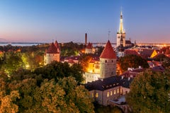 Altes Tallinn, Stadtmauern, Türme, Kirchen und Bucht von Tallinn vorbei stockfotos Altes Tallinn, Stadtmauern, Türme, Kirchen und Bucht von Tallinn vorbei stockfotos